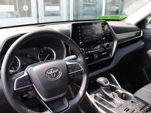 Used 2022 Toyota Highlander XLE image 12