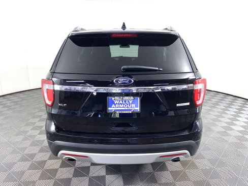 Used 2017 Ford Explorer XLT image 7