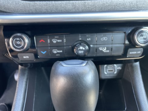 Certified 2024 Jeep Compass Latitude image 47