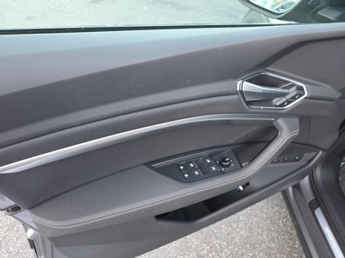 Used 2021 Audi e-tron Premium w/ Convenience Plus Package image 38