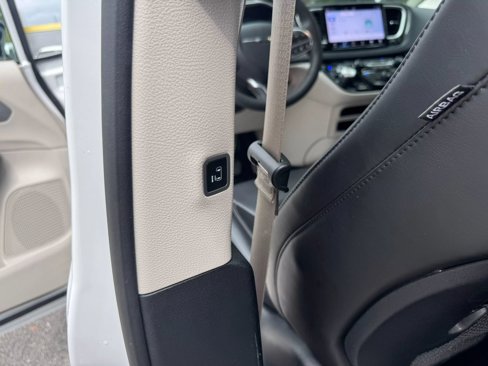 Used 2024 Chrysler Pacifica Touring-L image 15