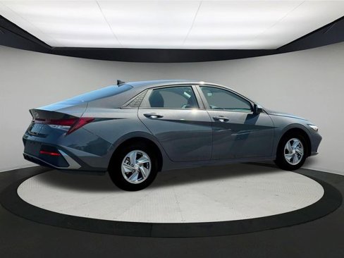 New 2025 Hyundai Elantra SE image 8