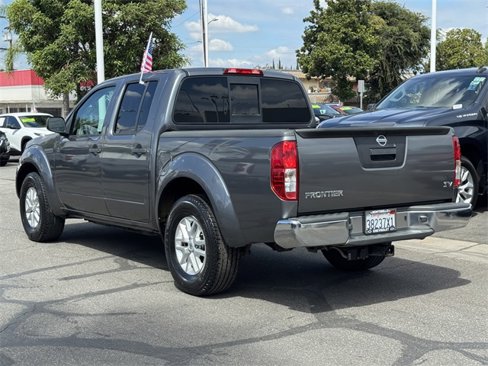 Used 2016 Nissan Frontier SV image 2