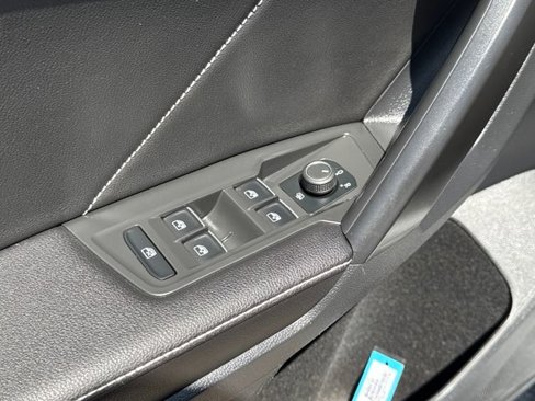 Used 2022 Volkswagen Tiguan SE image 6