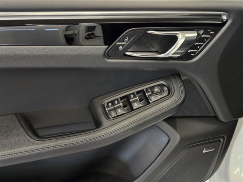 Certified 2025 Porsche Macan image 14