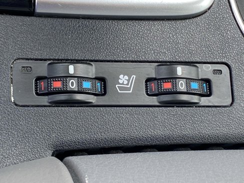 Used 2018 Toyota Highlander Limited image 18