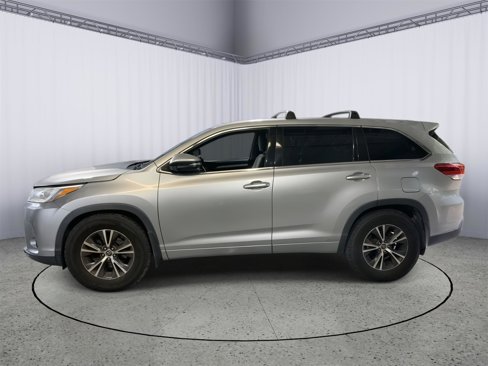 Used 2017 Toyota Highlander LE image 4