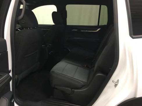 Used 2025 GMC Acadia Elevation image 17