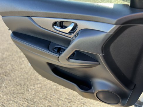 Used 2016 Nissan Rogue S image 16