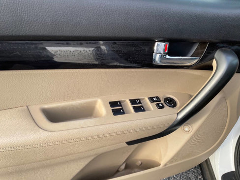 Used 2011 Kia Sorento LX w/ Convenience Pkg image 11