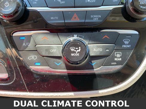 Used 2021 Chrysler Pacifica Touring-L image 10