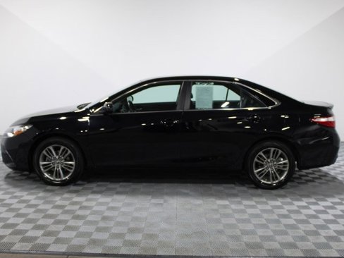 Used 2016 Toyota Camry SE image 3