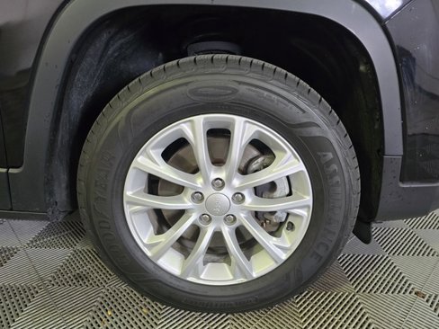 Used 2021 Jeep Cherokee Latitude image 3