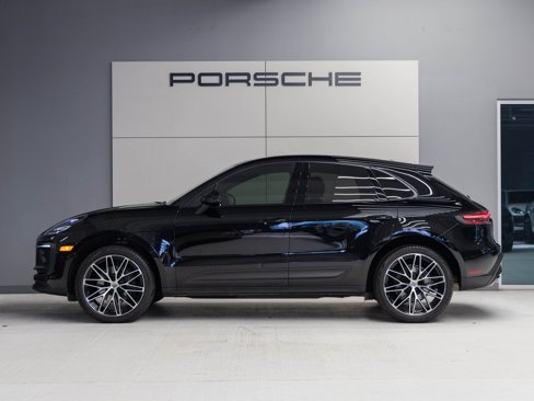 Certified 2024 Porsche Macan image 2