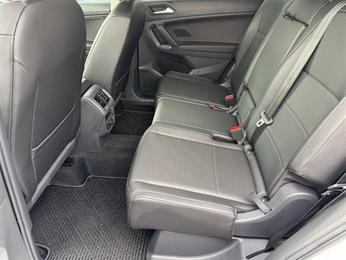 Certified 2019 Volkswagen Tiguan SE image 11