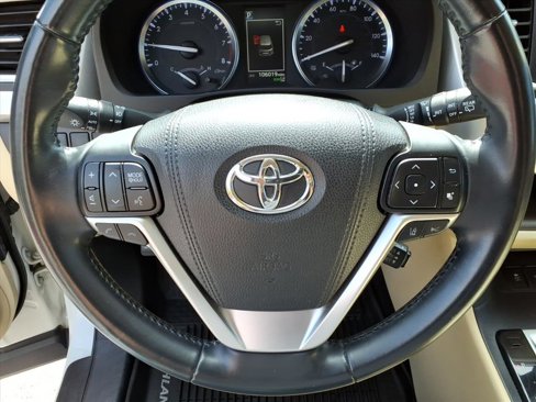 Used 2017 Toyota Highlander XLE image 16