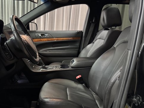 Used 2015 Lincoln MKT AWD image 28