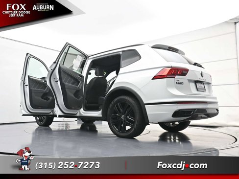 Used 2022 Volkswagen Tiguan SE R-Line image 37