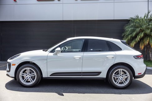 Certified 2025 Porsche Macan image 2