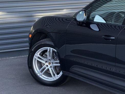 Certified 2025 Porsche Macan image 12