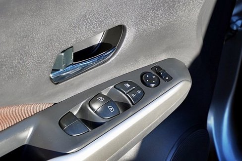 Used 2019 Nissan Kicks SR image 23