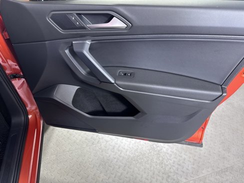 Used 2019 Volkswagen Tiguan SE w/ Panoramic Sunroof Package image 9