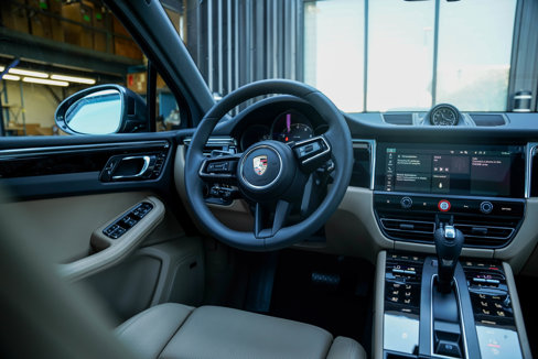 Certified 2025 Porsche Macan image 25