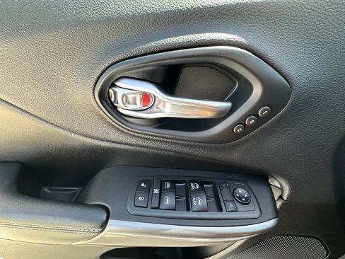 Used 2019 Jeep Cherokee Limited w/ Luxury Group image 30