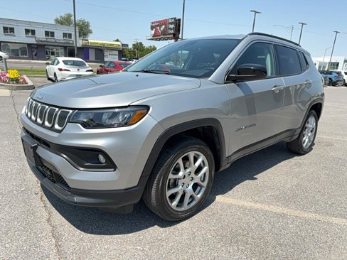Used 2022 Jeep Compass Latitude image 3