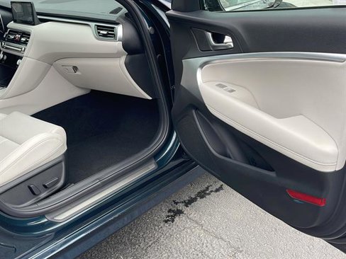 Used 2025 Genesis G70 2.5T image 32