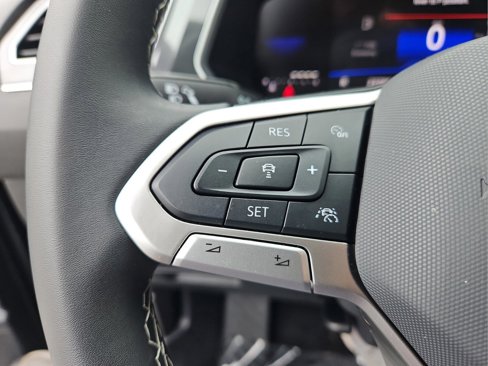 Used 2024 Volkswagen Tiguan SE image 31