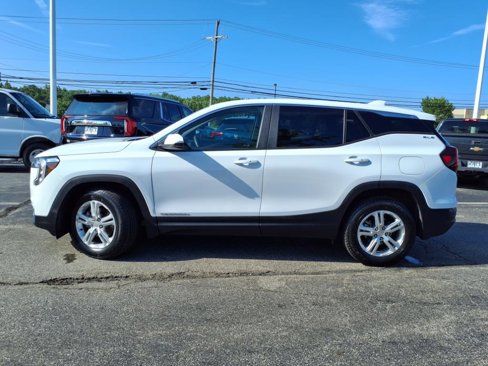 Used 2022 GMC Terrain SLE image 2