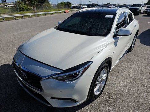 Used 2018 INFINITI QX30 Premium w/ Navigation Package image 2