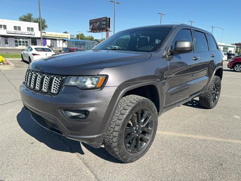 Used 2018 Jeep Grand Cherokee Altitude image 3