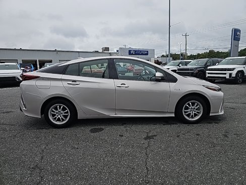 Used 2017 Toyota Prius Prime Premium image 4