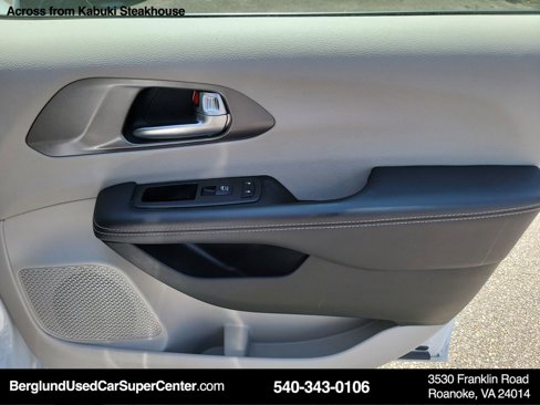Used 2024 Chrysler Pacifica Touring-L image 16
