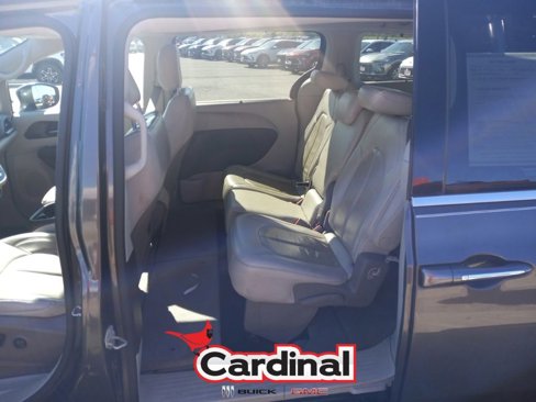 Used 2020 Chrysler Pacifica Touring-L w/ Tire & Wheel Group image 21