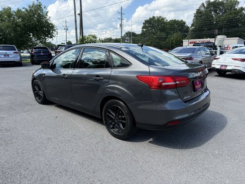 Used 2017 Ford Focus SE w/ Cold Weather Package image 5