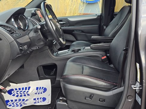 Used 2017 Dodge Grand Caravan GT image 2