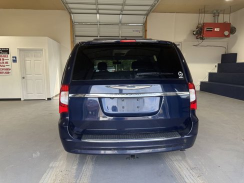 Used 2013 Chrysler Town & Country Touring image 4