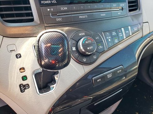 Used 2014 Toyota Sienna SE image 14