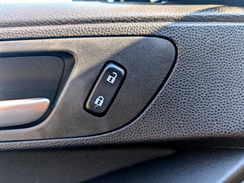 Used 2012 MAZDA MAZDA3 i Touring image 33