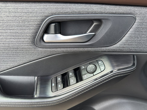 Used 2023 Nissan Rogue SV image 13