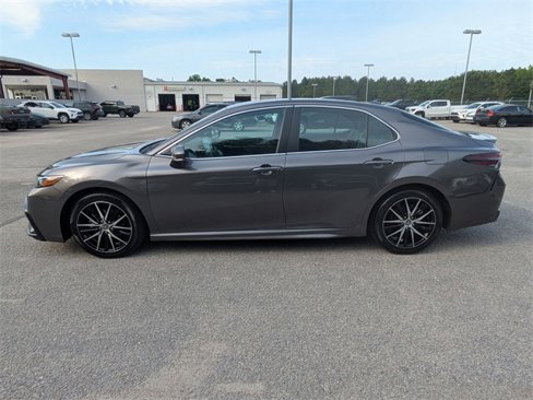 Used 2023 Toyota Camry SE image 6