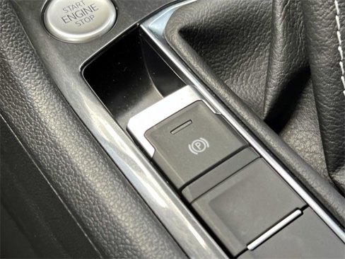 Used 2022 Volkswagen Tiguan SE image 33