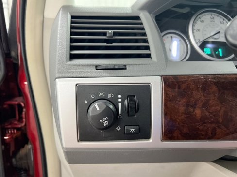 Used 2010 Chrysler Town & Country Touring image 17