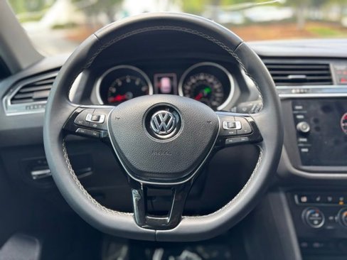 Used 2021 Volkswagen Tiguan SE image 12
