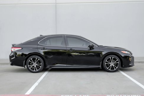 Used 2020 Toyota Camry SE image 2