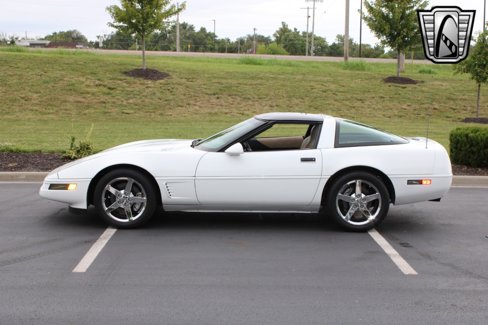 Used 1996 Chevrolet Corvette Coupe image 2