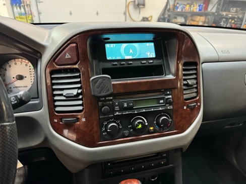 Used 2005 Mitsubishi Montero Limited image 17